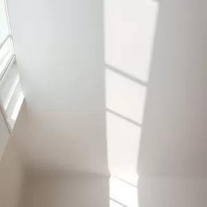 Jak malować sufit względem okna