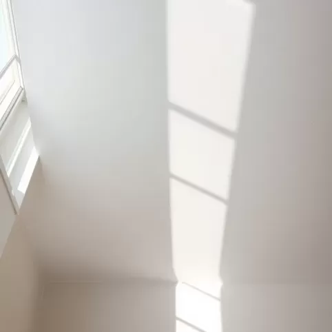 Jak malować sufit względem okna