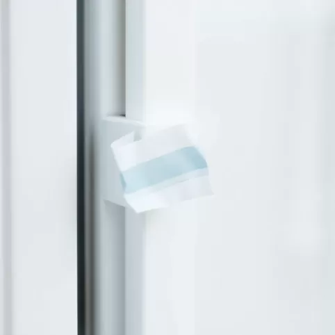 Jak usunąć taśmę dwustronną z okna plastikowego