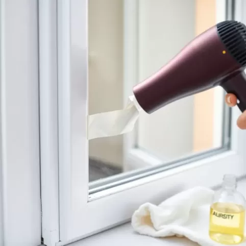 Jak usunąć taśmę klejącą z okna plastikowego